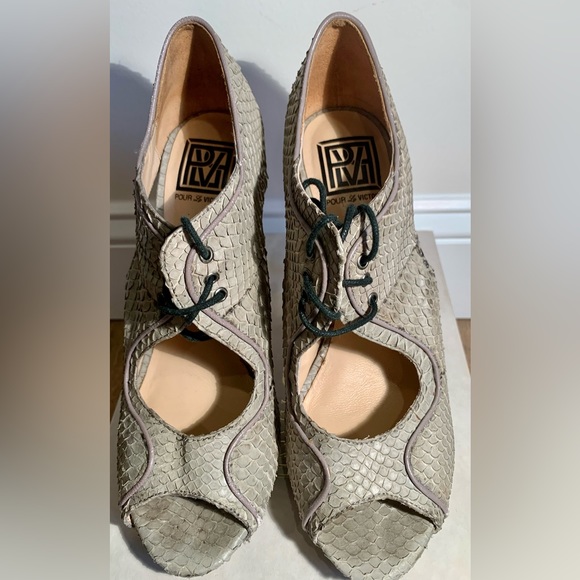 Pour La Victoire gray snakeskin embossed open toe stiletto - Picture 13 of 16